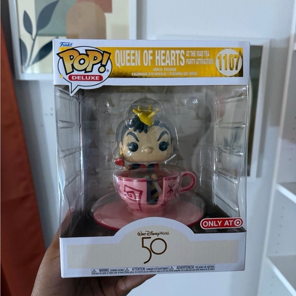 Funko Pop! Deluxe Queen of Hearts in Teacup